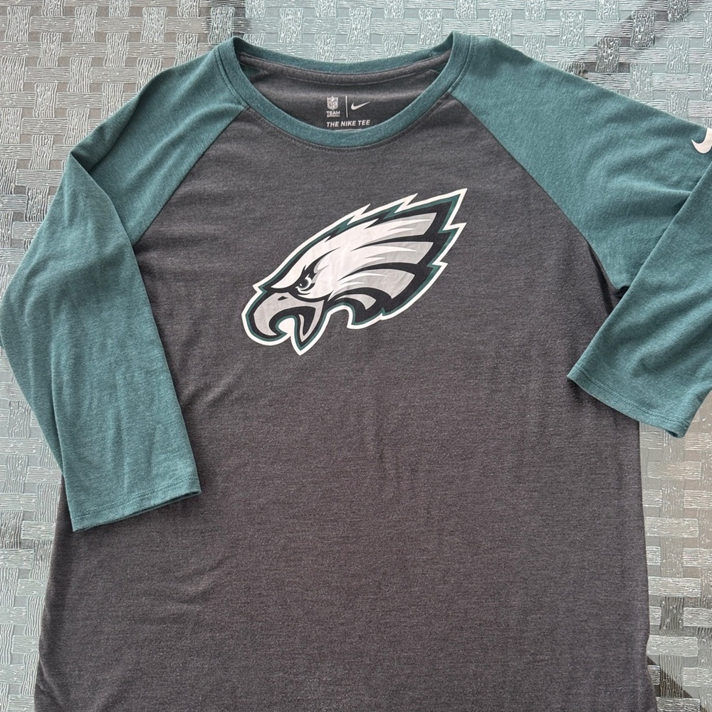 Nike Women’s Dark Gray and Green Eagles 3/4 sleeve tee